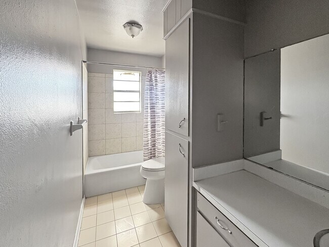 Building Photo - 513-517 East Sunset Circle