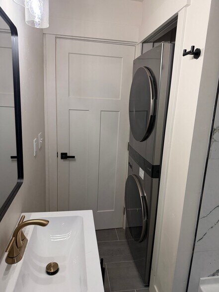 Building Photo - 2543 Highland Dr