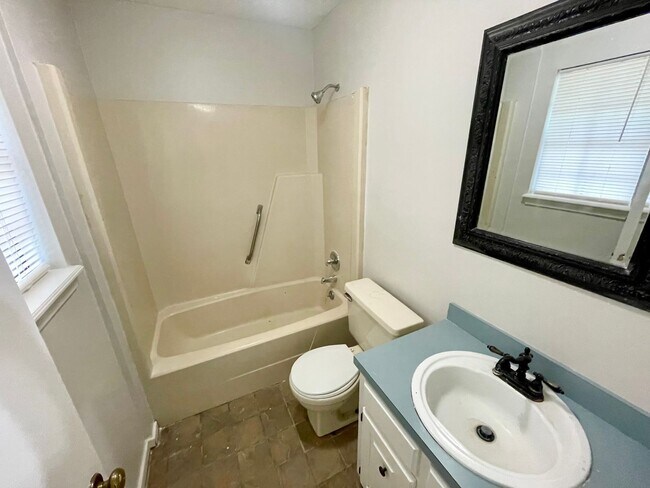 Building Photo - 176 Bellegrove Cir