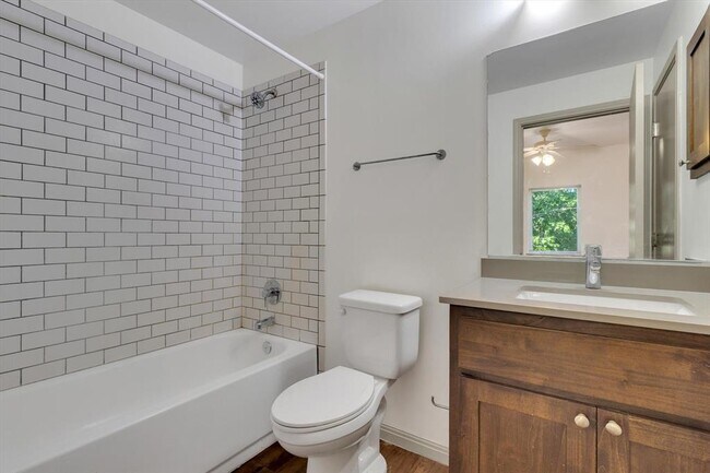 Building Photo - 1011 N LBJ Dr