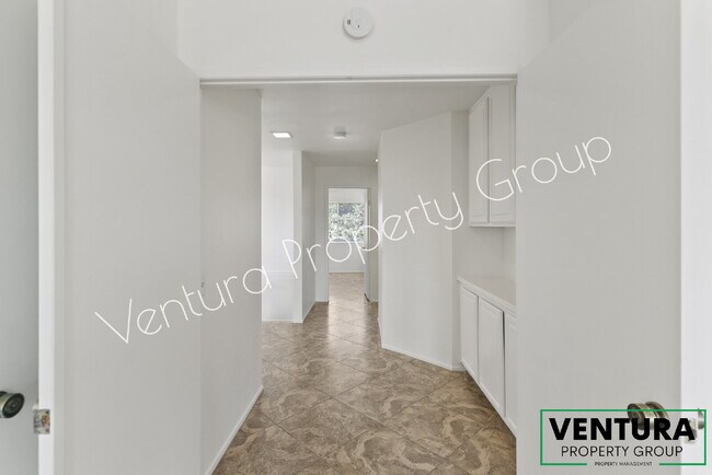 Building Photo - Spacious 4-Bed, 3-Bath Gem in Camarillo Heights