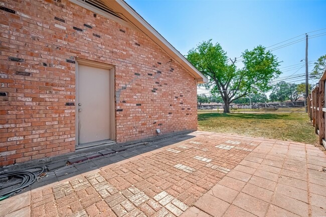 Building Photo - 7027 Inkberry Dr