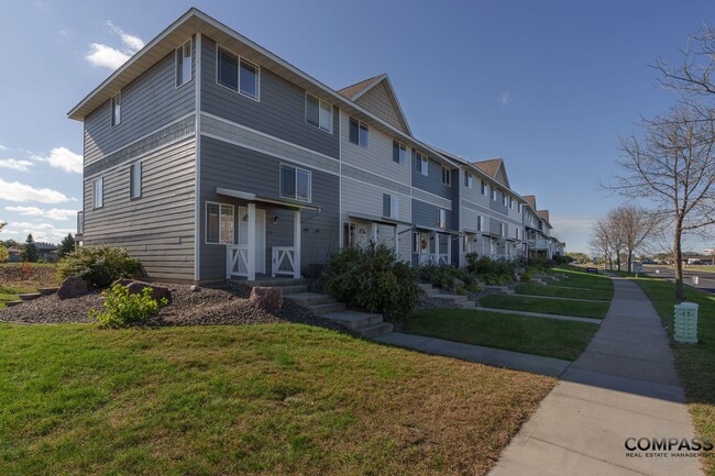 Building Photo - SPACIOUS TOWNHOME CONVENIENTLY LOCATED WIT...