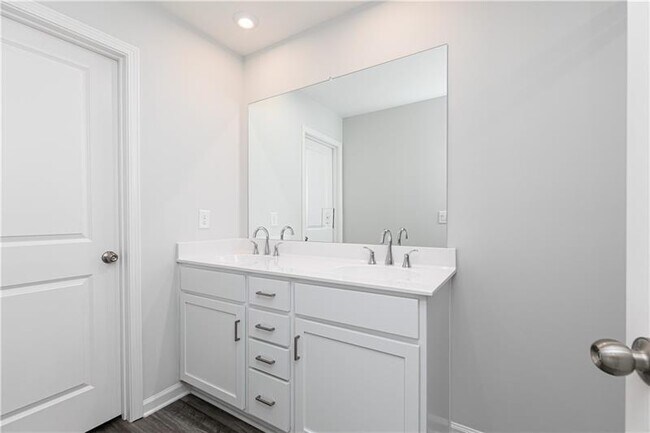 Building Photo - 3065 Cambridge Ml St