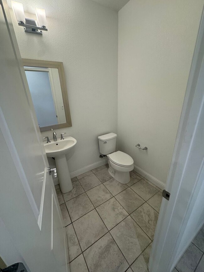 Building Photo - 3 bedroom | 3.5 bathroom | Davis Single Fa...