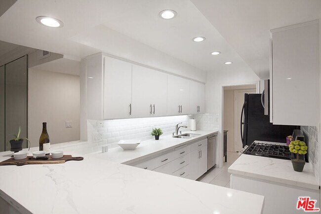 Building Photo - 6708 Hillpark Dr