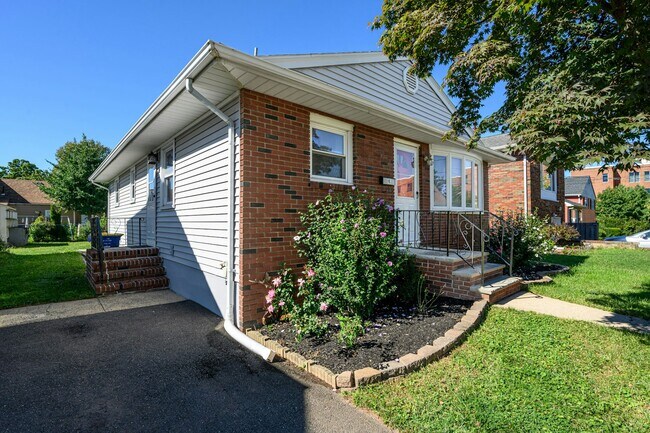 Building Photo - 6 Madison St