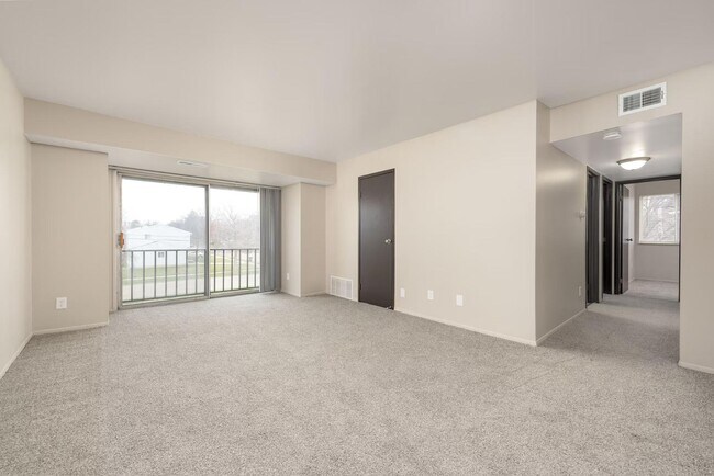 Primary Photo - Everett Apartments - 3532-03