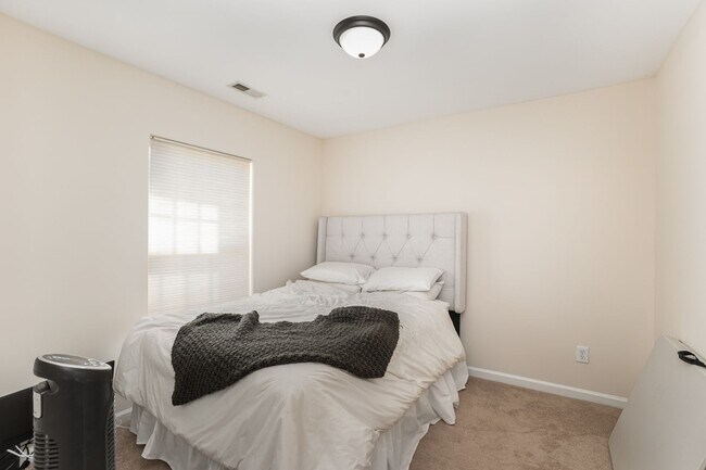 Building Photo - Adorable Home in Delta Ridge - NW Raleigh Just off Glenwood Avenue!