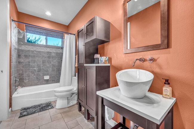 Building Photo - 1520 Taos Ln