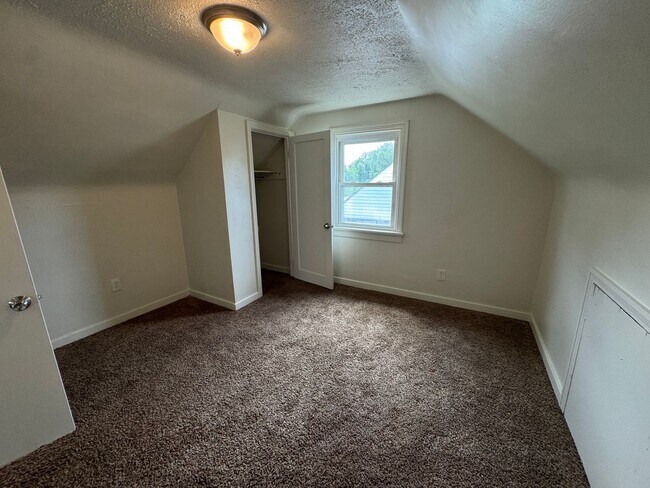 Building Photo - Available NOW! 4 Bed1Full Bath House