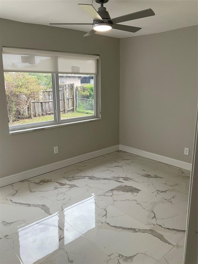 Building Photo - 642 NW 14th Way