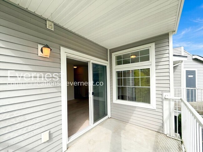 Building Photo - 2 Bed/2 Bath Condo with Garage / Vouchers Accepted / Available Now!