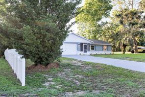 Building Photo - Recently updated, custom 3/2/2 on fenced c...