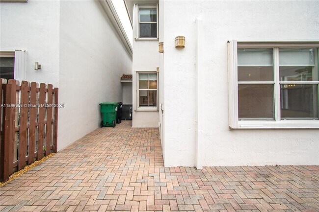 Building Photo - 7042 NW 114th Ct