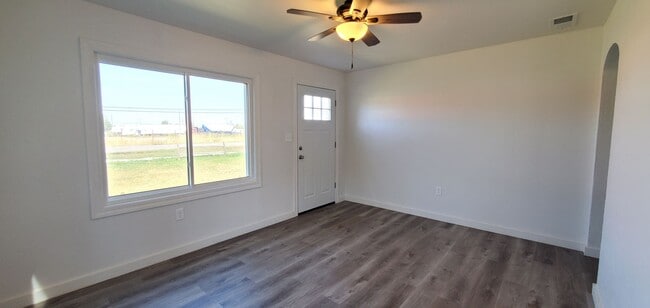 Building Photo - 2 bedroom 1 bath home in Lockwood!
