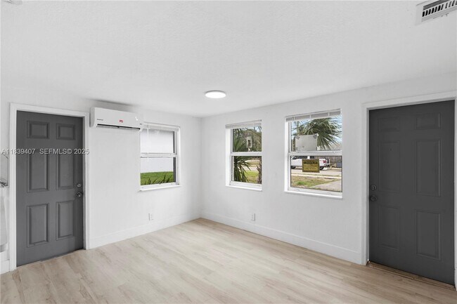 Building Photo - 607 SW 3rd St