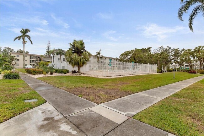 Building Photo - 2207 Sunset Dr