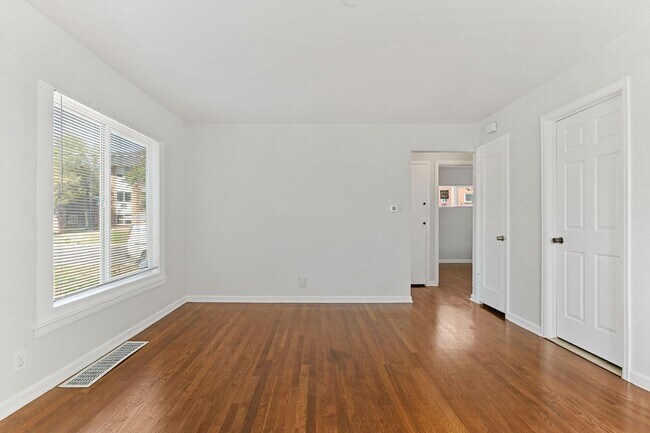 Building Photo - Newly Renovated 2 bed/1 bath home!!