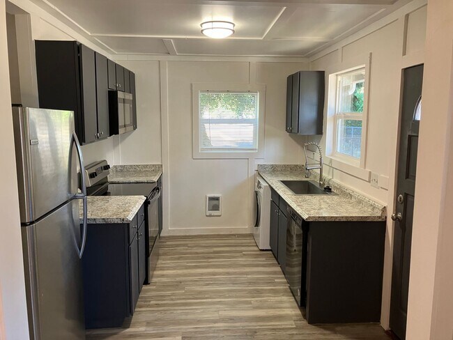 Building Photo - Remodeled One Bedroom Apartment in North S...
