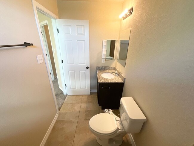 Building Photo - Luxury townhome by Retama Park!