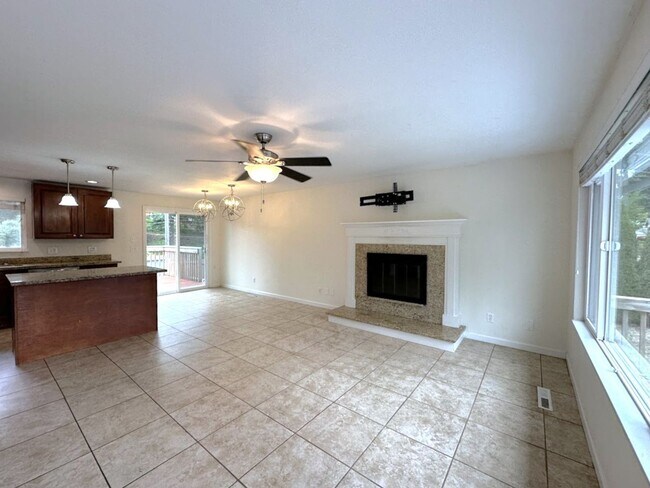 Building Photo - Updated 5 bedroom 2.5 bathroom home in Uni...
