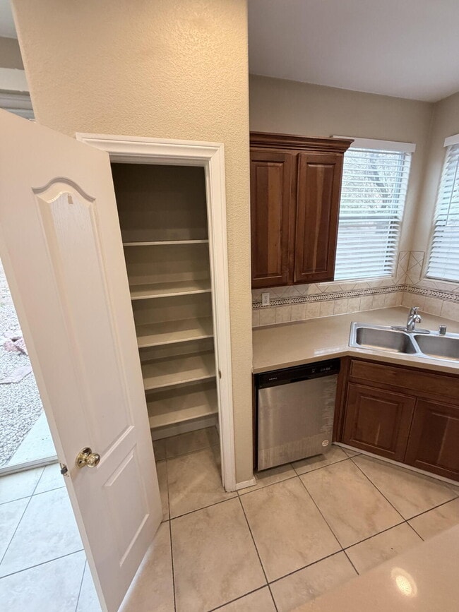 Building Photo - 3 bd 2.5 bath with LOFT