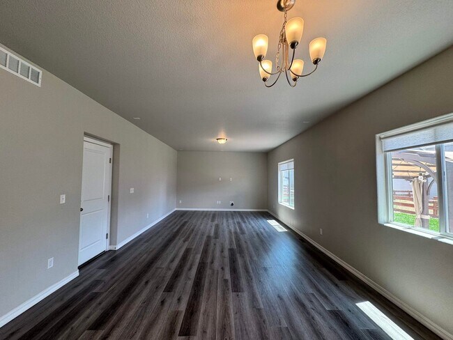 Building Photo - Newer 3 bedroom in Meadow Brook Crossing