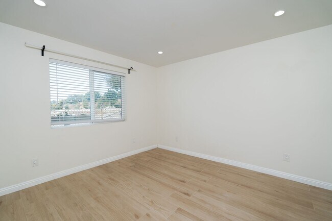 Building Photo - 449 Norumbega Dr