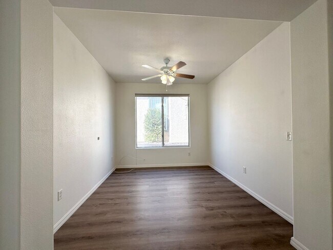 Building Photo - 4684 Riva De Romanza St