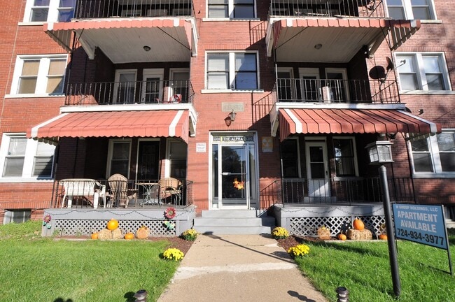 Building Photo - Updated Apartment in the Heart of Beaver F...