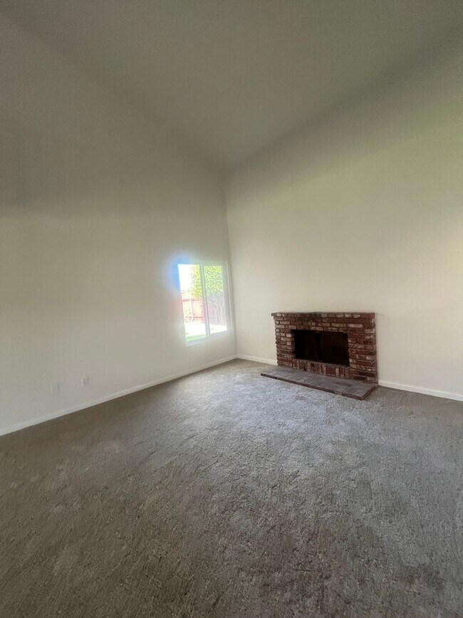 Building Photo - 613 Santa Paula St
