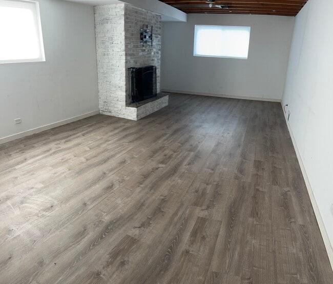 Building Photo - 2200 Old Glenview Rd