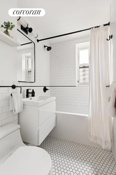 Building Photo - 245 E 72nd St