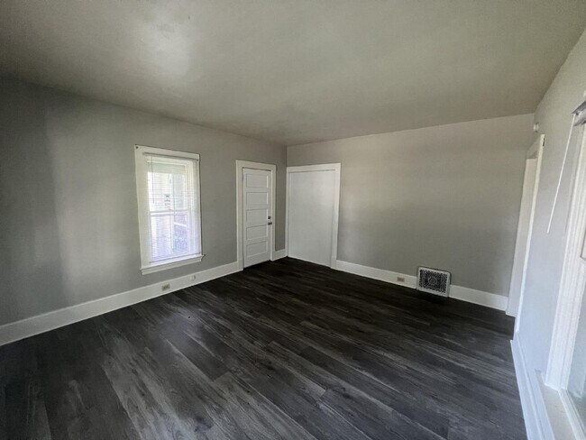 Building Photo - Large 1BR in Wayland