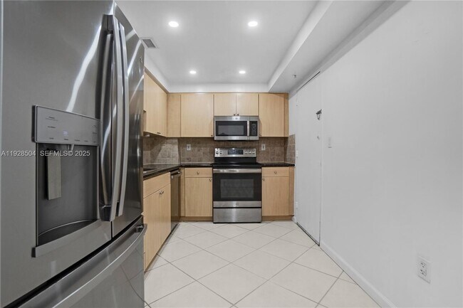 Building Photo - 10350 W Bay Harbor Dr