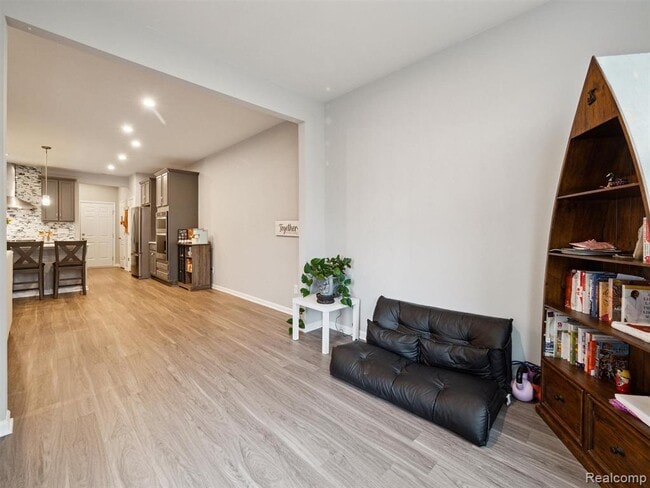 Building Photo - 4765 Glenora Dr