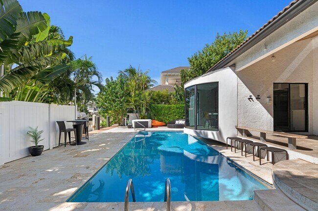 Building Photo - 1050 Brooks Ln