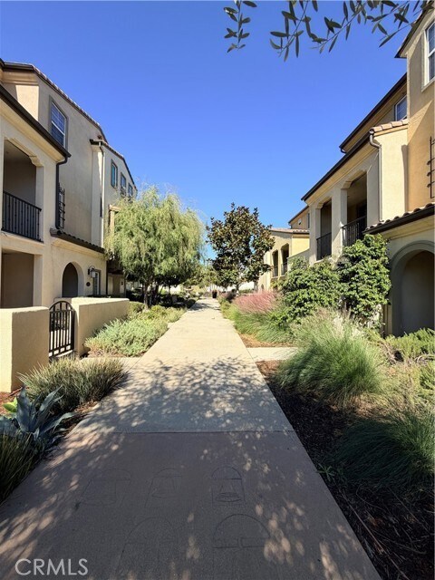 Building Photo - 818 Santa Fe Ave