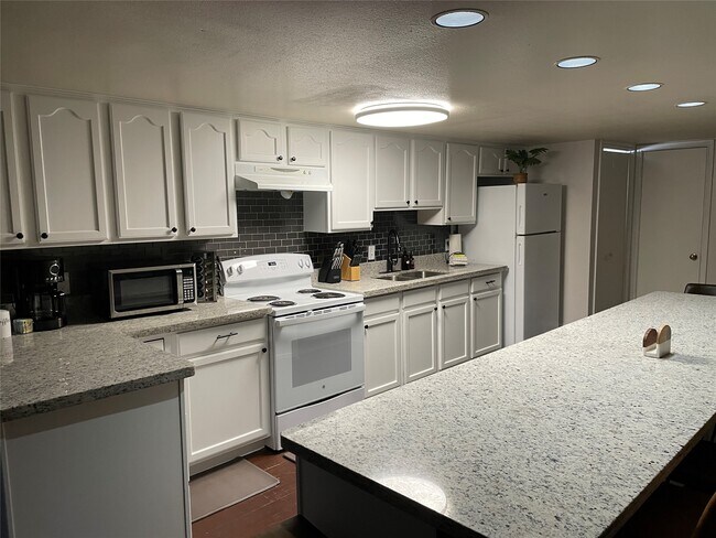 Building Photo - 2118 The Strand