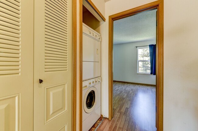 Building Photo - Beautiful 2 bed 2 bath townhome with carport in desirable Hearthwood Neighborhood With Pool!!