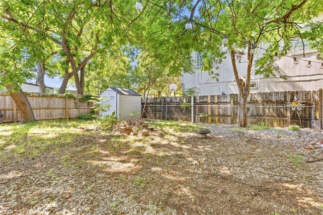 Building Photo - 2207 Santa Rita St