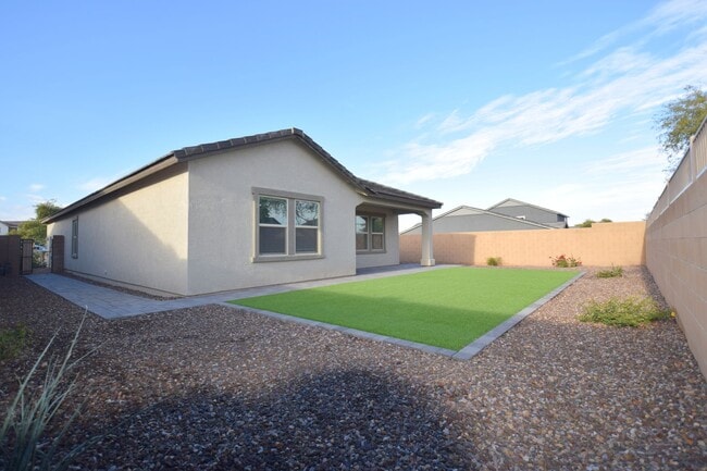 Building Photo - Practically new 4 bed 3 bath home in Mission Royale!