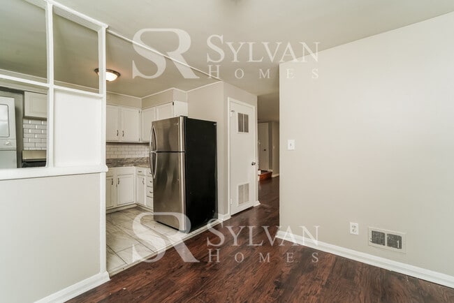 Building Photo - The living is easy in this 3 bedroom, 1 ba...