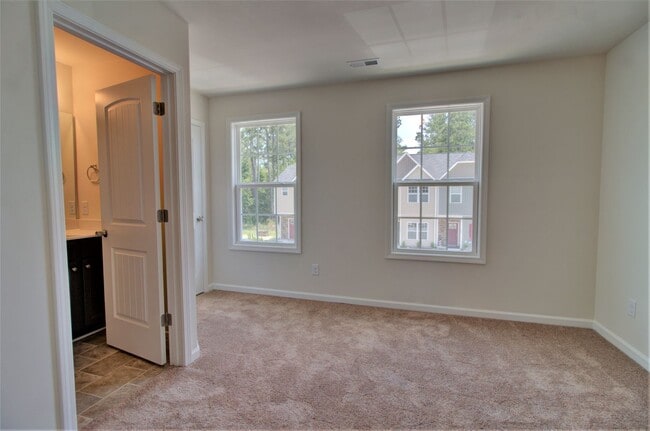 Building Photo - 2 BR/ 2.5 Bath Townhome located in The Tow...