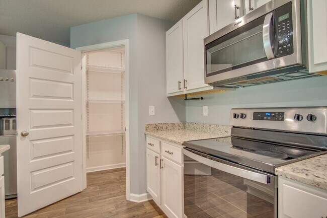 Building Photo - Spacious 4BD/2BA Brick Home Near Navy Federal