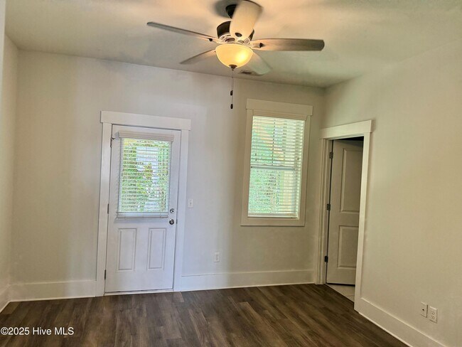 Building Photo - 4006 Tamarisk Ln
