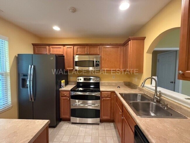 Building Photo - AWESOME 3 BEDROOM IN SOKNO IN COLONIAL EST...