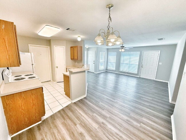 Building Photo - Spacious 3 Bedroom, 2 Bath Duplex with 1-C...