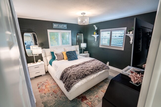 Building Photo - 100 Venetian Dr